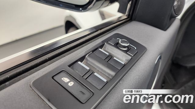 Land Rover Discovery 2019 — photo 33
