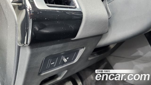 Land Rover Discovery 2019 — photo 36
