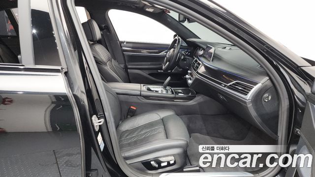 BMW 7-Series 2018 — photo 11