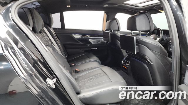 BMW 7-Series 2018 — photo 12