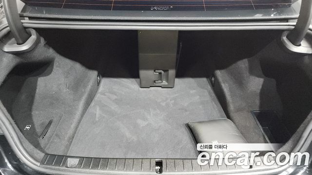 BMW 7-Series 2018 — photo 18