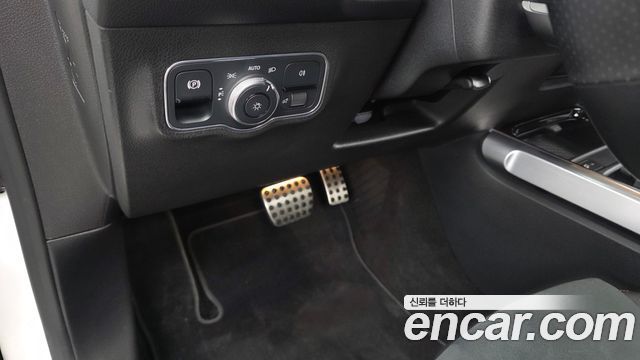 Mercedes-Benz GLB-Class 2021 — photo 17