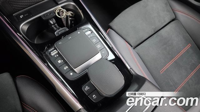 Mercedes-Benz GLB-Class 2021 — photo 18