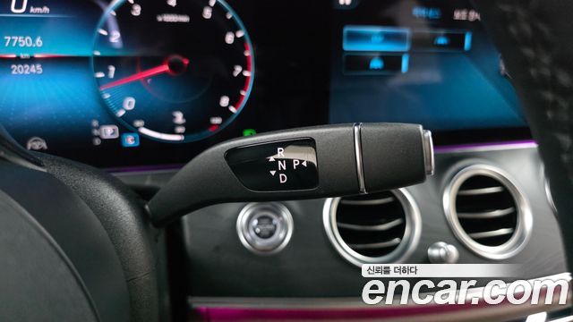 Mercedes-Benz E-Class 2022 — photo 12