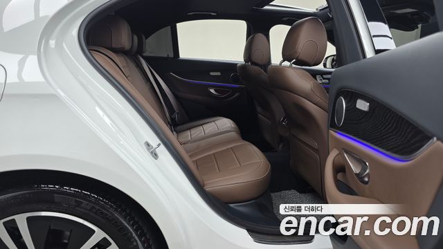 Mercedes-Benz E-Class 2022 — photo 17