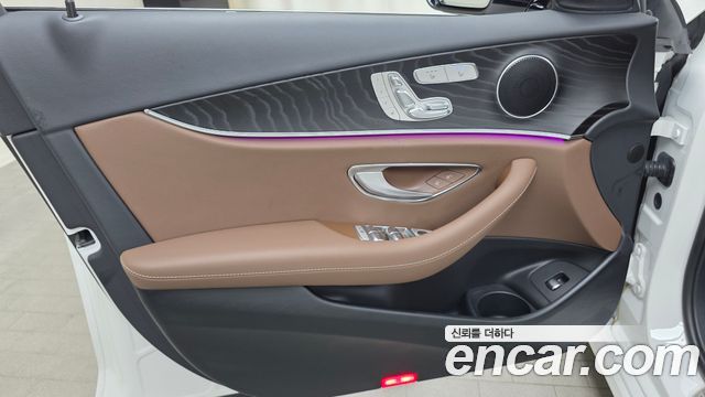 Mercedes-Benz E-Class 2022 — photo 14