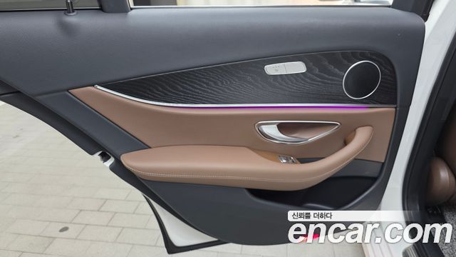 Mercedes-Benz E-Class 2022 — photo 15