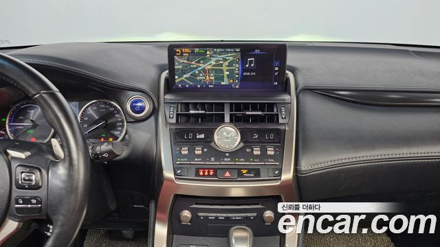 Lexus NX 2018 — photo 14