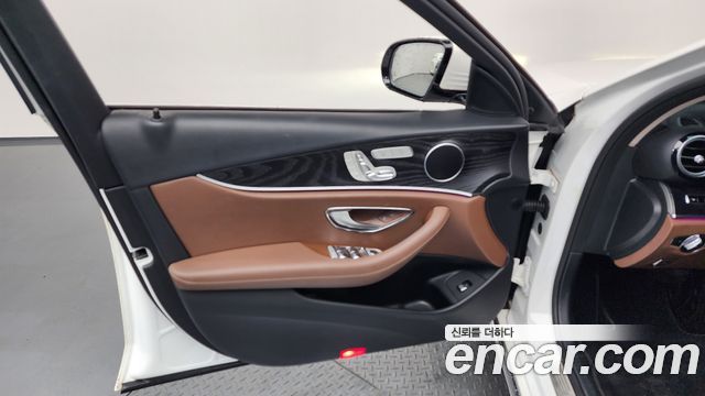 Mercedes-Benz E-Class 2017 — photo 14