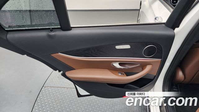 Mercedes-Benz E-Class 2017 — photo 15