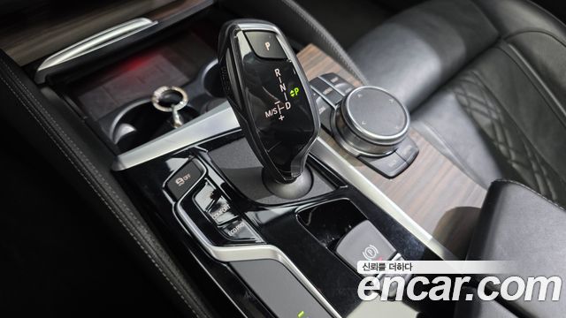 BMW 5-Series 2018 — photo 12
