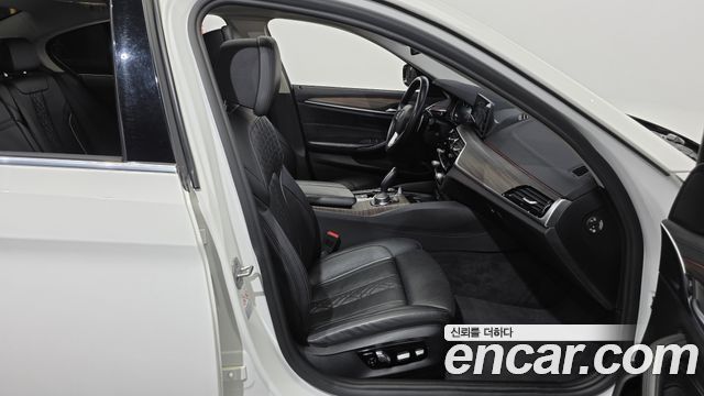 BMW 5-Series 2018 — photo 17