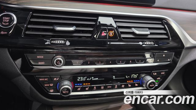 BMW 5-Series 2018 — photo 26