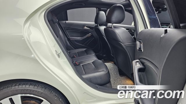 Mercedes-Benz A-Class 2018 — photo 12