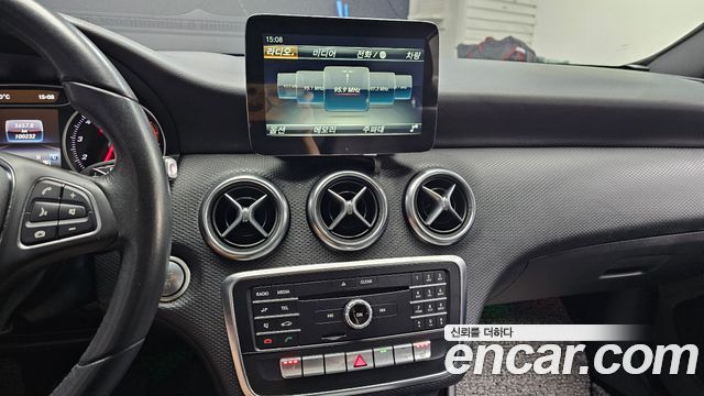 Mercedes-Benz A-Class 2018 — photo 14