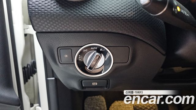 Mercedes-Benz A-Class 2018 — photo 17