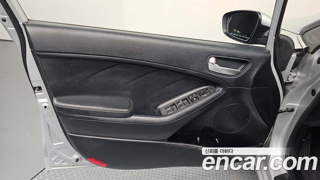 Kia K3 2015 — photo 14