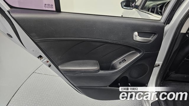 Kia K3 2015 — photo 15