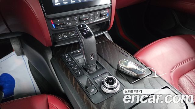 Maserati Quattroporte 2019 — photo 12