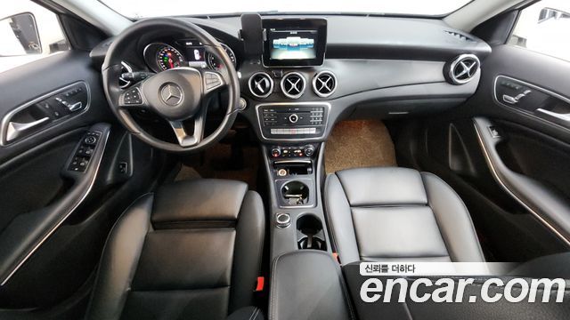 Mercedes-Benz GLA-Class 2018 — photo 10