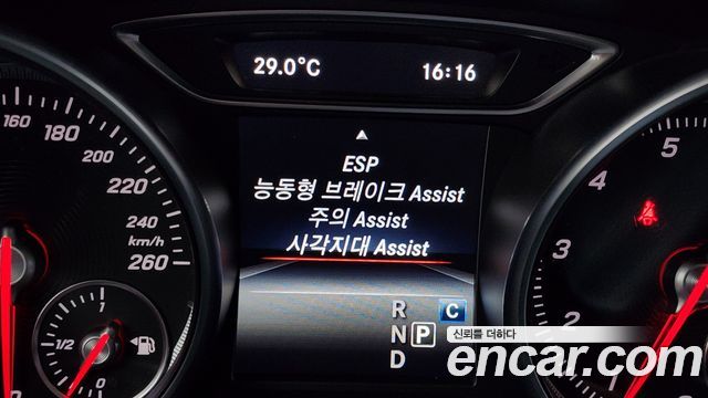 Mercedes-Benz GLA-Class 2018 — photo 25