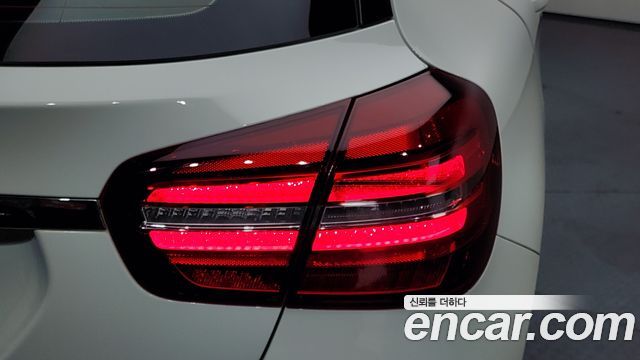 Mercedes-Benz GLA-Class 2018 — photo 9