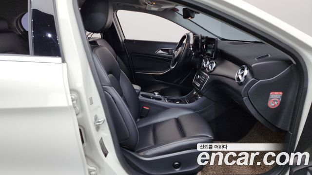 Mercedes-Benz GLA-Class 2018 — photo 16
