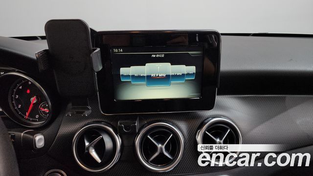 Mercedes-Benz GLA-Class 2018 — photo 31