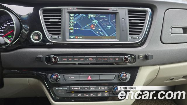 Kia Canival 2015 — photo 17