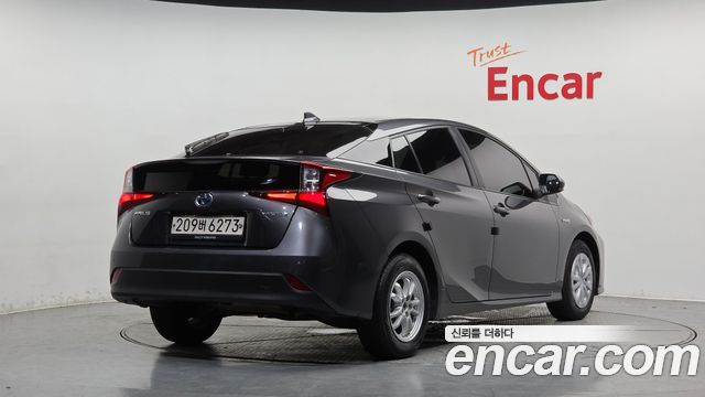 Toyota Prius 2022 — photo 2