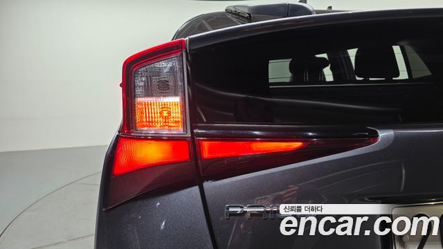 Toyota Prius 2022 — photo 9