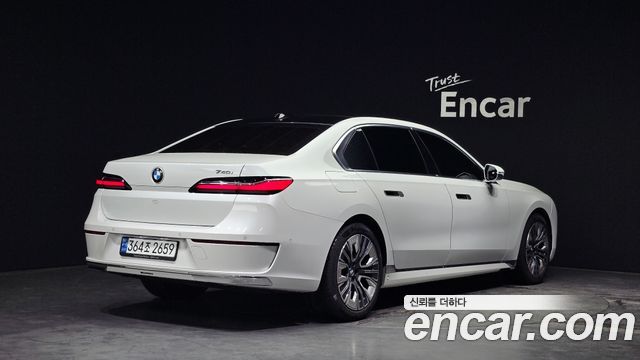 BMW 7-Series 2023 — photo 2