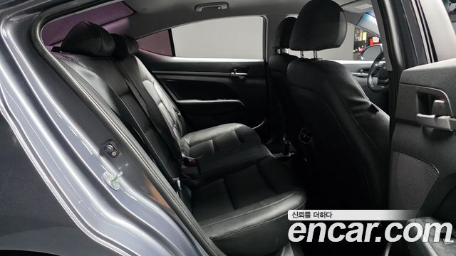 Hyundai AVANTE 2017 — photo 11