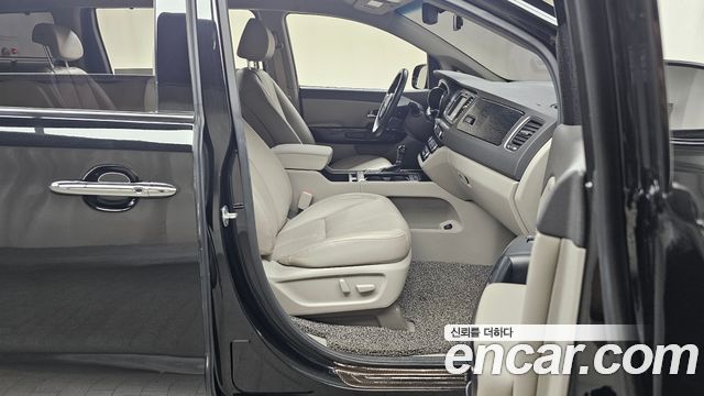 Kia Canival 2016 — photo 11