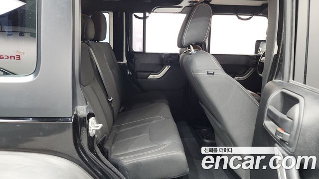 Jeep Wrangler 2016 — photo 17