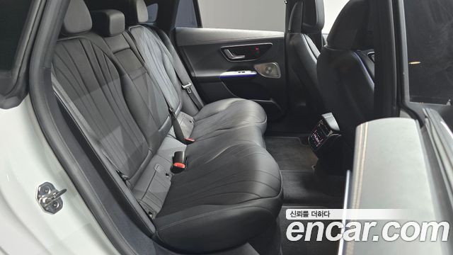 Mercedes-Benz EQE 2023 — photo 11
