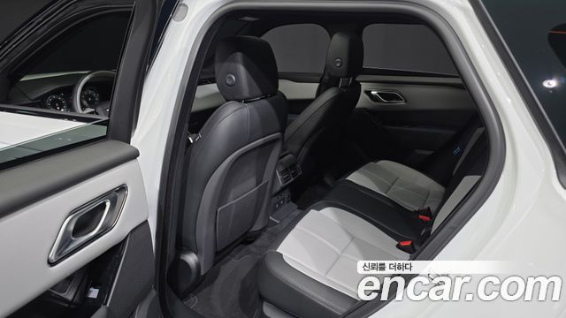 Land Rover Range Rover Velar 2026 — photo 11