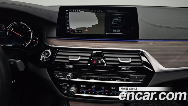 BMW 5-Series 2017 — photo 14
