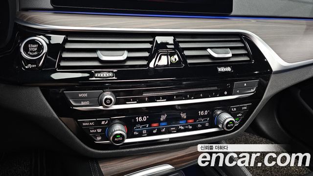 BMW 5-Series 2017 — photo 17