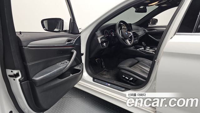 BMW 5-Series 2019 — photo 10
