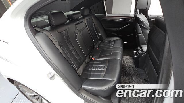 BMW 5-Series 2019 — photo 11