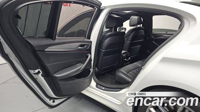 BMW 5-Series 2019 — photo 12