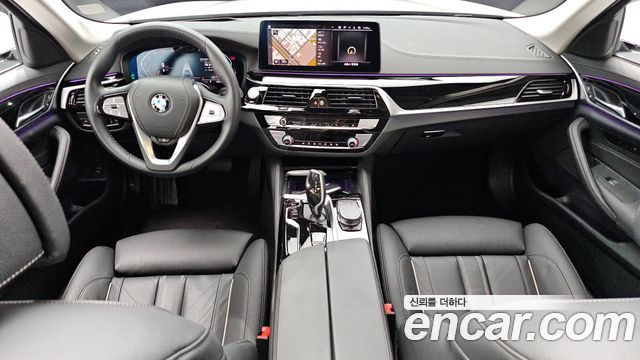 BMW 5-Series 2022 — photo 10