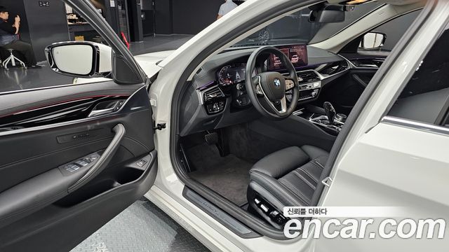 BMW 5-Series 2022 — photo 13