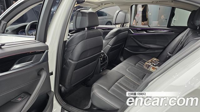 BMW 5-Series 2022 — photo 18