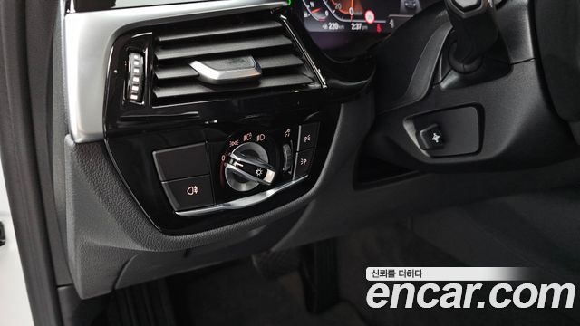 BMW 5-Series 2022 — photo 20