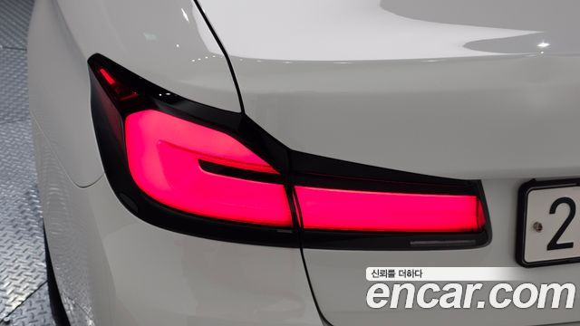 BMW 5-Series 2022 — photo 9