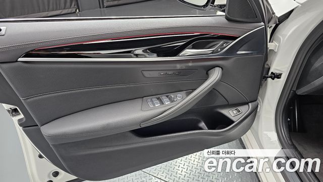 BMW 5-Series 2022 — photo 14