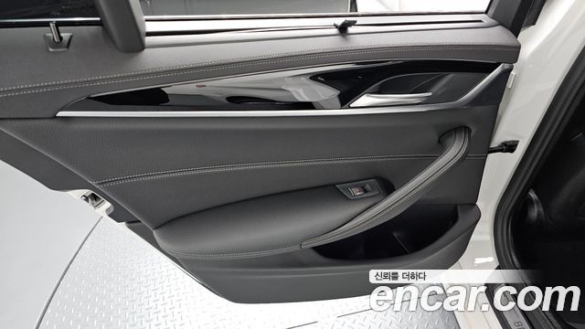 BMW 5-Series 2022 — photo 15