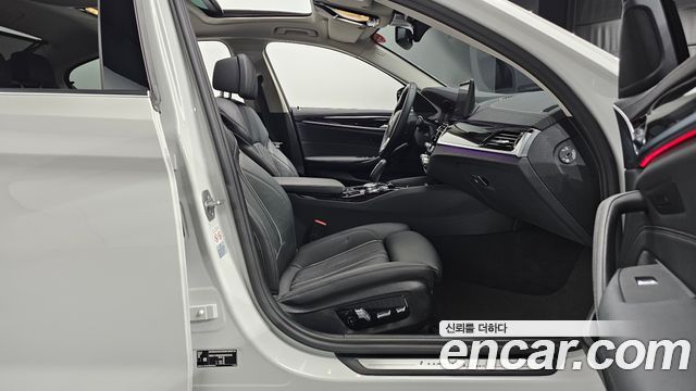 BMW 5-Series 2022 — photo 16